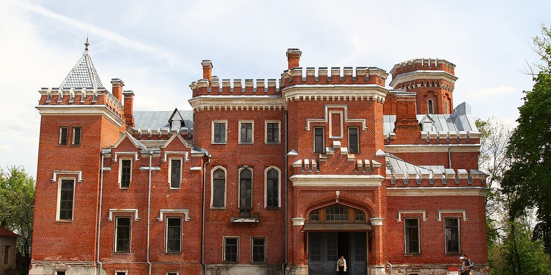 Дворец Ольденбургских - живописный памятник истории и архитектуры