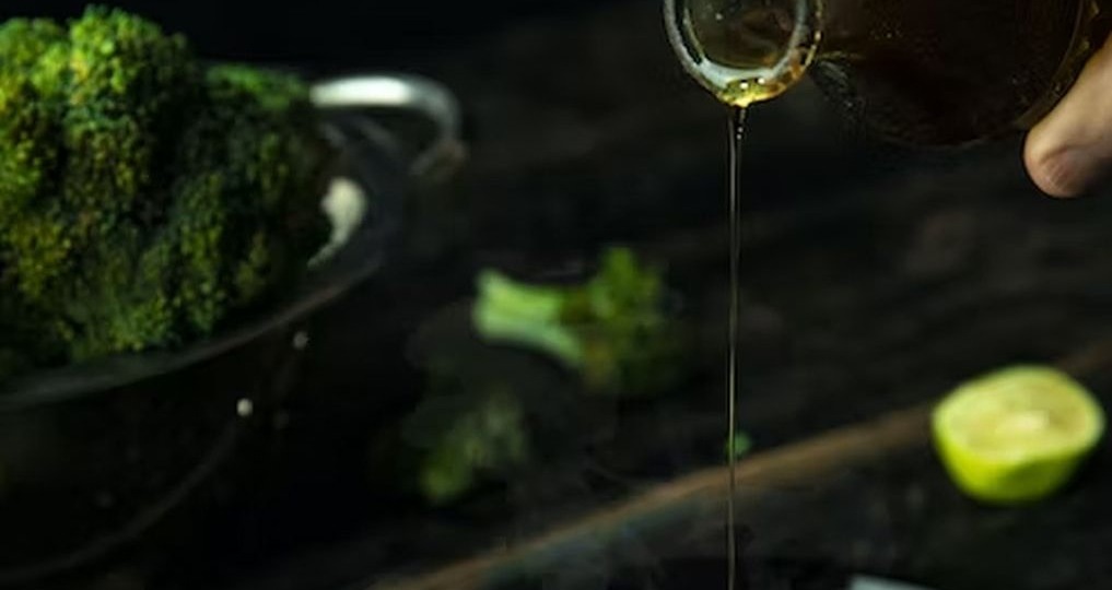 Врач Гинзбург назвал льняное масло среди самых полезных продуктов для мозга