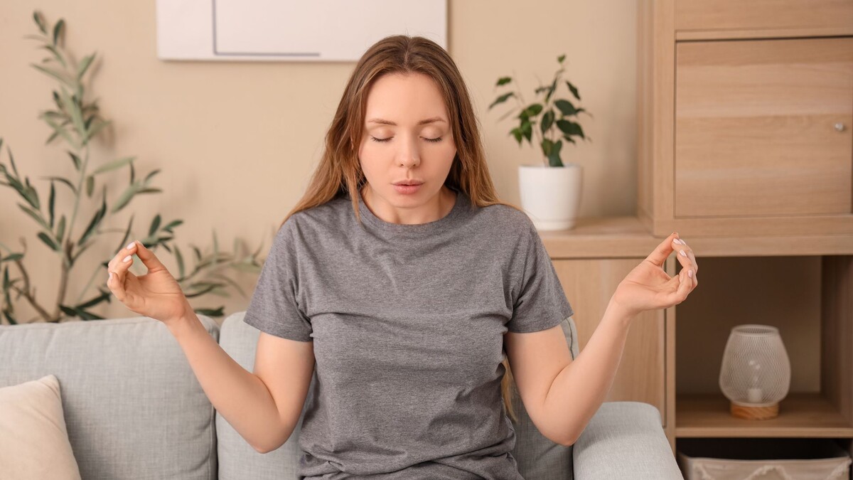 Основным методом лечения панического расстройства считается психотерапия, особенно когнитивно-поведенческая терапия (КПТ). Она помогает изменить тревожные мысли, снизить чувствительность к симптомам и научиться справляться с приступами.