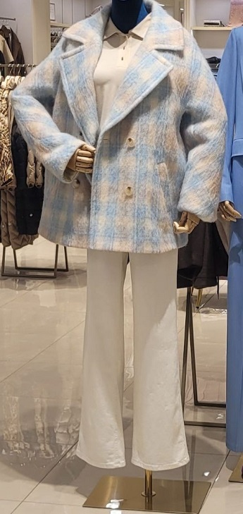 Витрина Анна Верди, пальто- бушлат от (22 000)