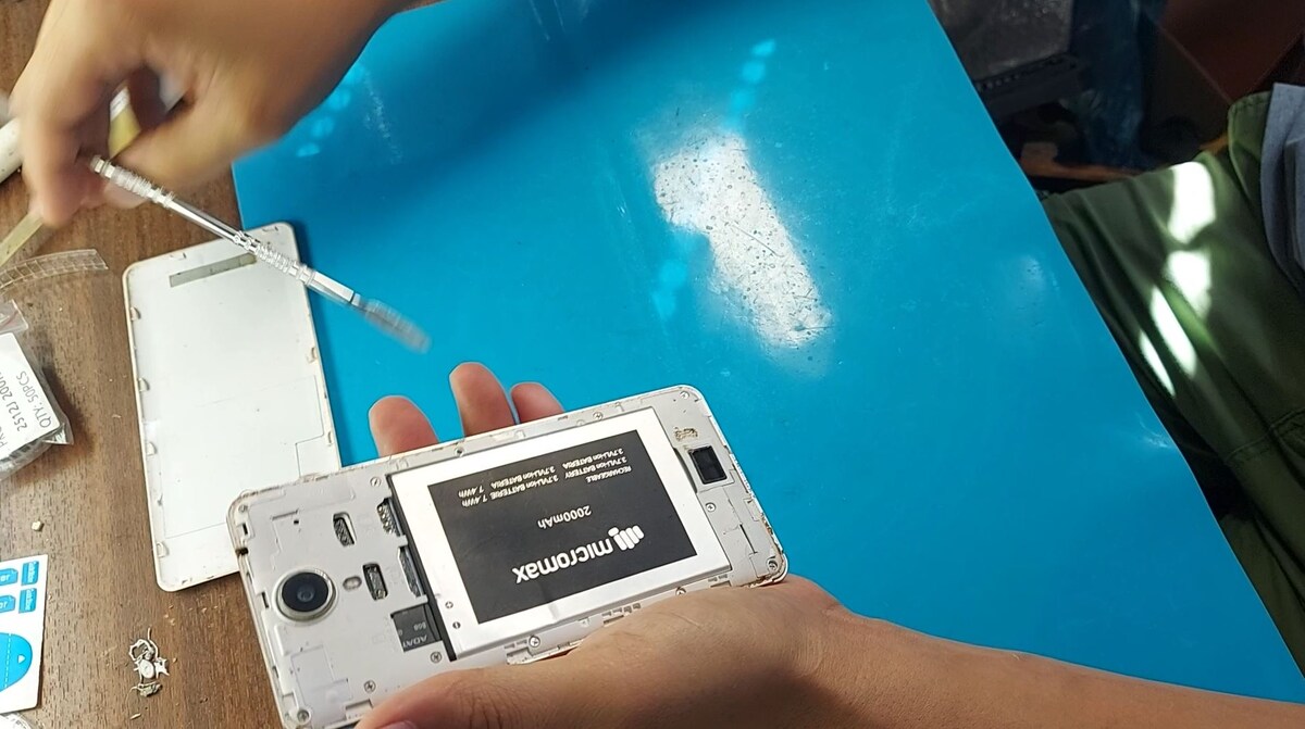 Снятие задней крышки.