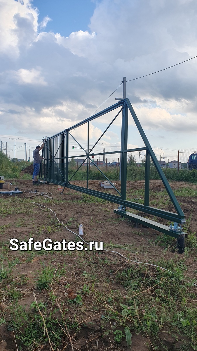 Откатные ворота на винтовых сваях.