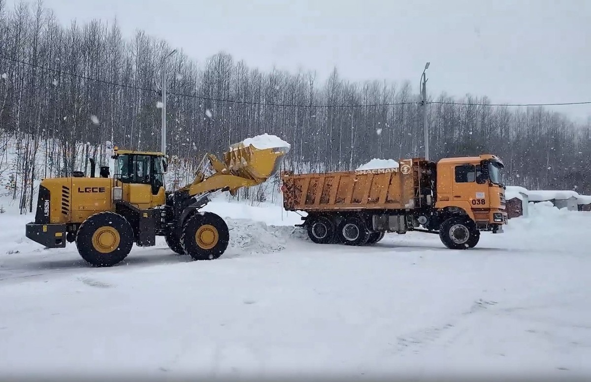    В Пыть-Яхе проверили качество уборки и вывоза снежных масс