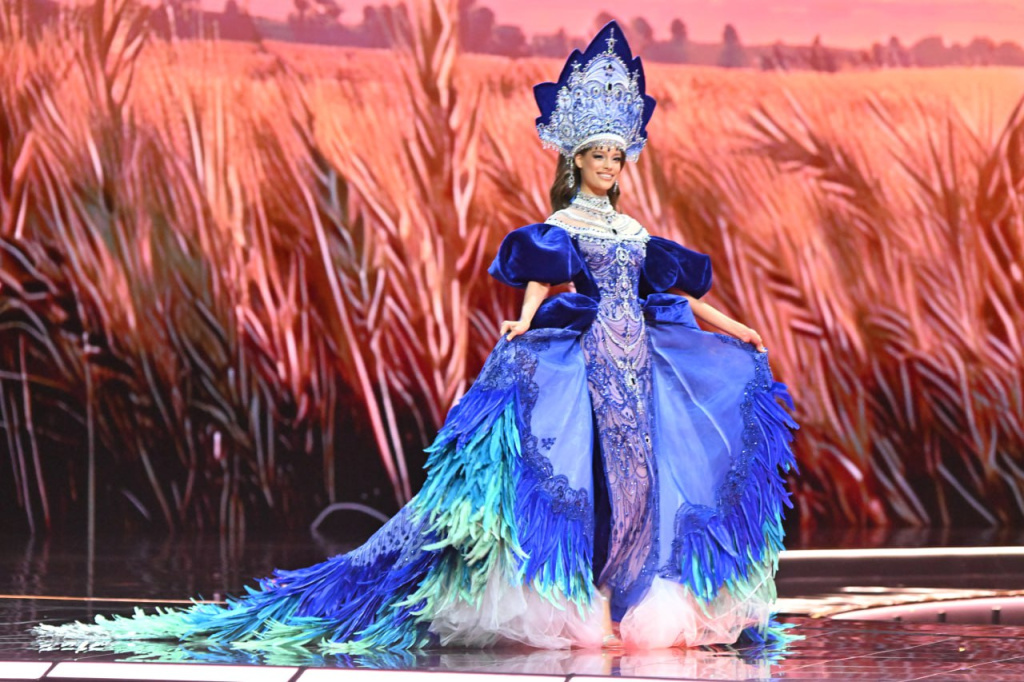 На этот костюм Валю вдохновили морские просторы России. Фото: Владимир ВЕЛЕНГУРИН/kpmedia.ru