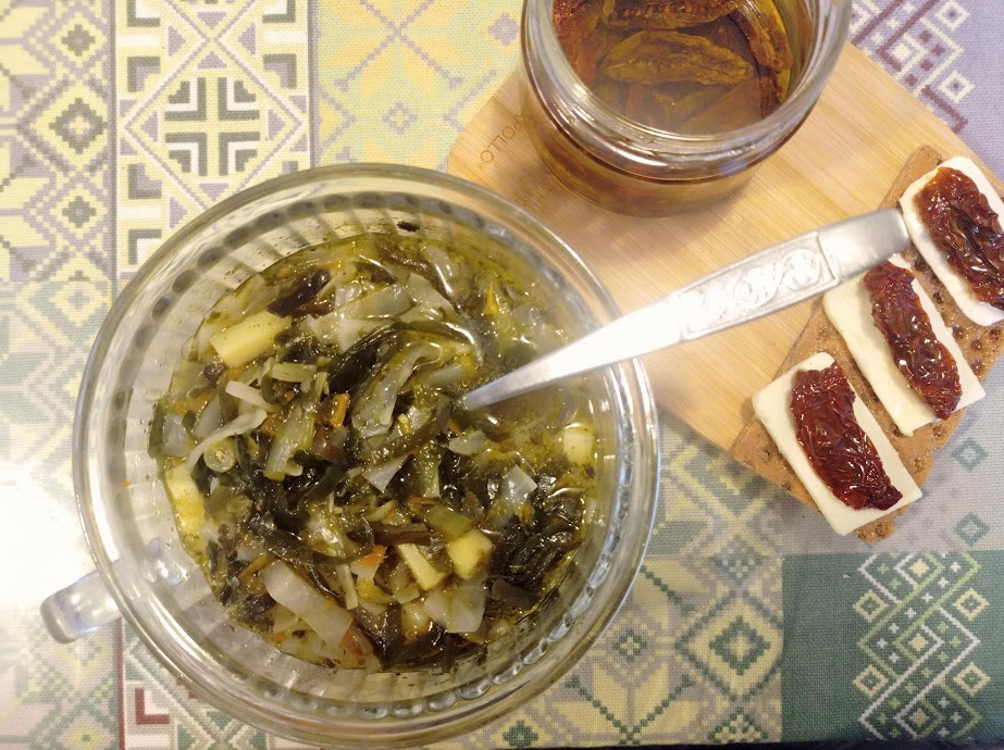 Зелёные щи и хлебец с растительным сыром и вялеными томатами.