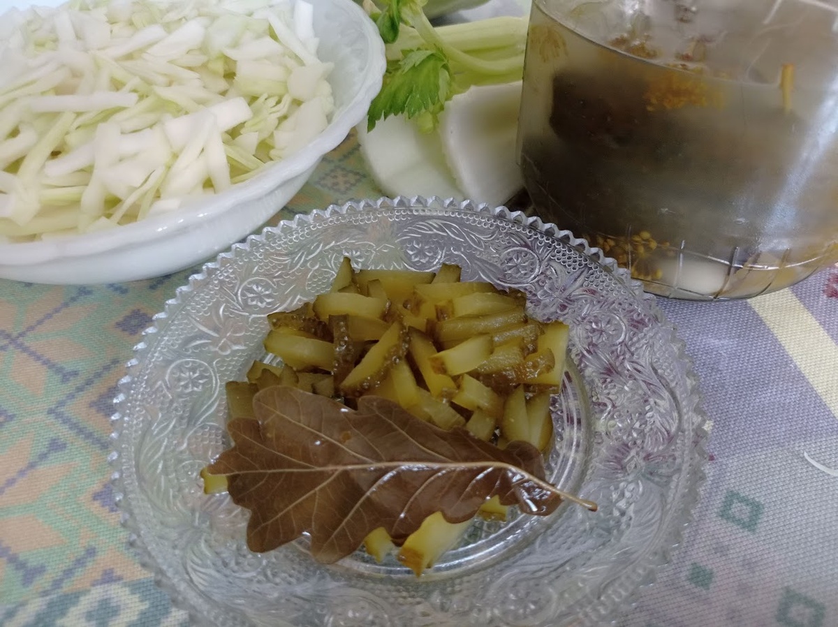 Дубовый листочек в щи класть не нужно.