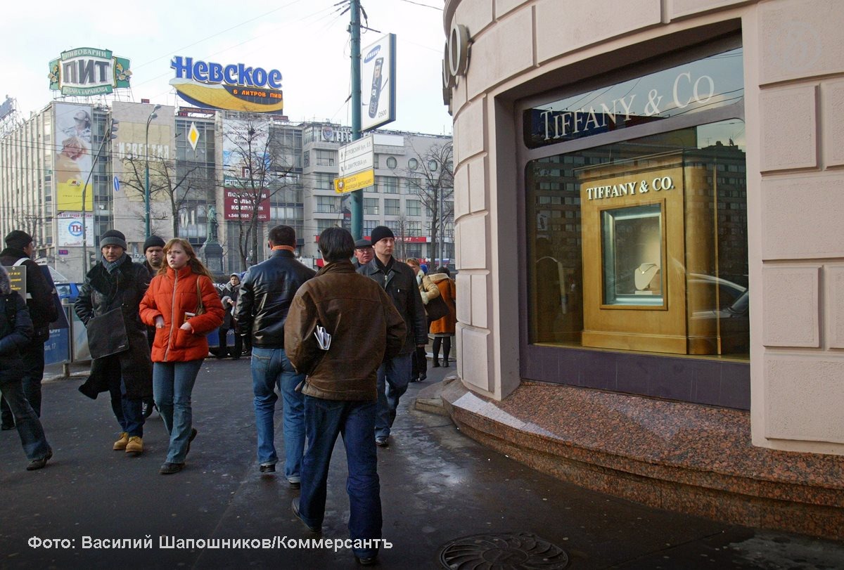 Витрина ювелирного магазинов Tiffany & Co в торгово-деловом центре (ТДЦ) "Галерея Актер"