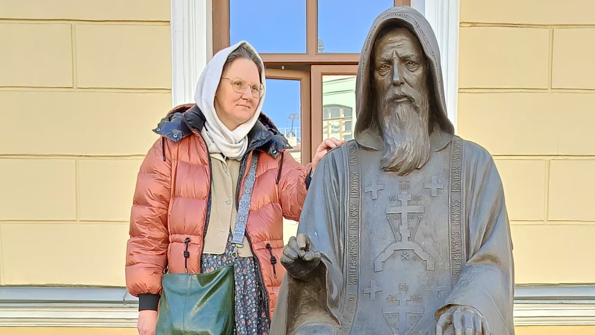 Памятник преподобному Серафиму Вырицкому у Музея истории купечества