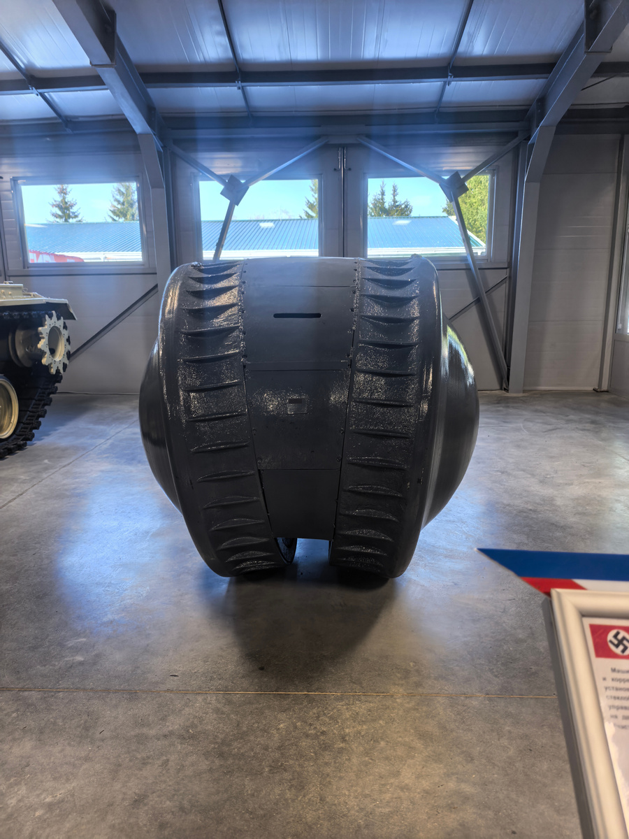 Экспонат павильона "Монстры вермахта". Я так и не понял, как это ездило.