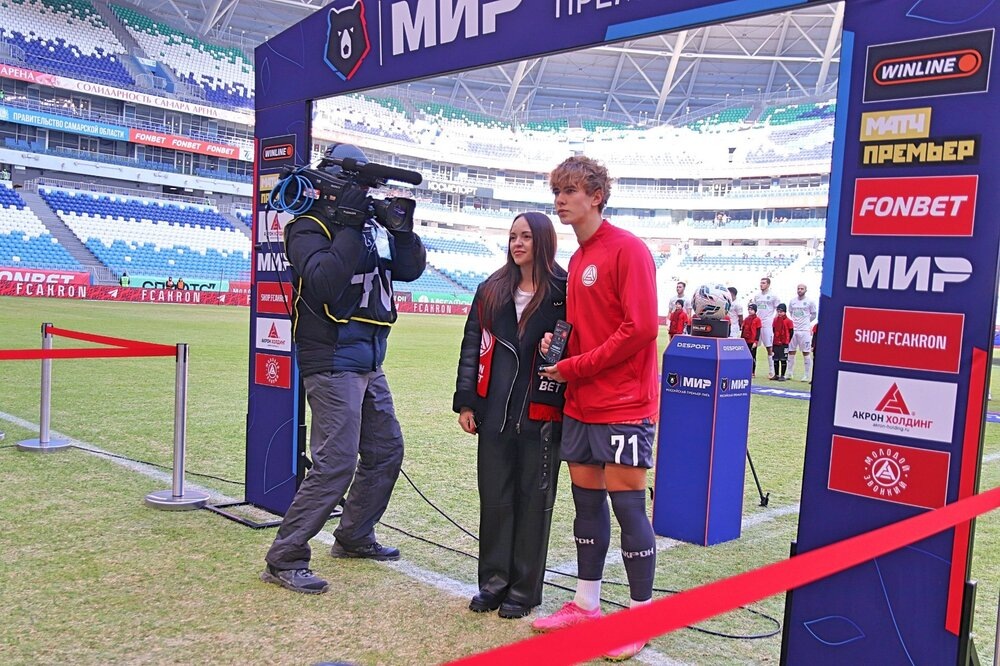 На построении нападающего "Акрона" Дмитрия Пестрякова (справа в центре на фото) наградили, как лучшего игрока ноября-декабря месяцев 2025 года. Награда нашла героя после нового, так можно сказать.