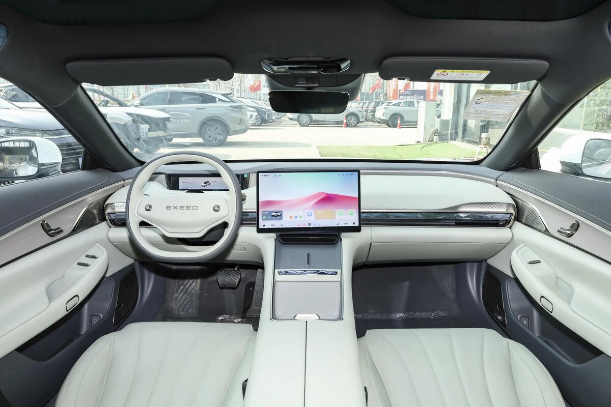 (Светлый салон Sterra ES с большим вертикальным экраном и двухспицевым рулем)