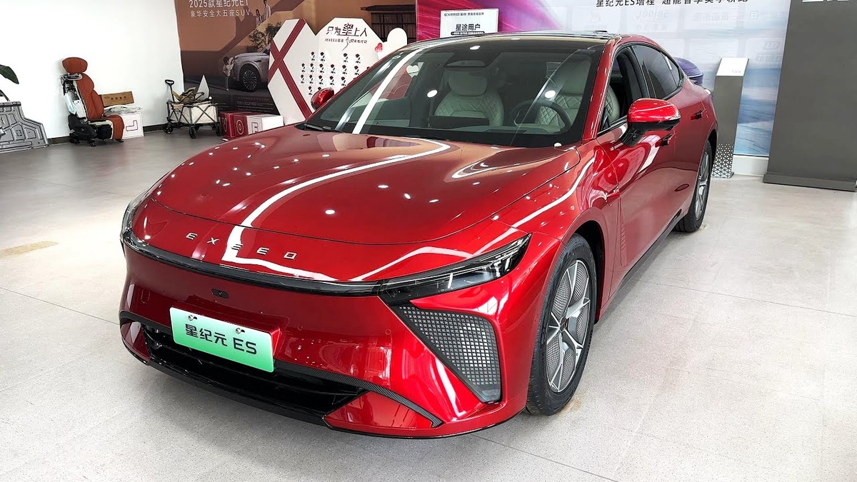 (Красный Exeed Sterra ES демонстрирует агрессивный передний бампер силуэт)