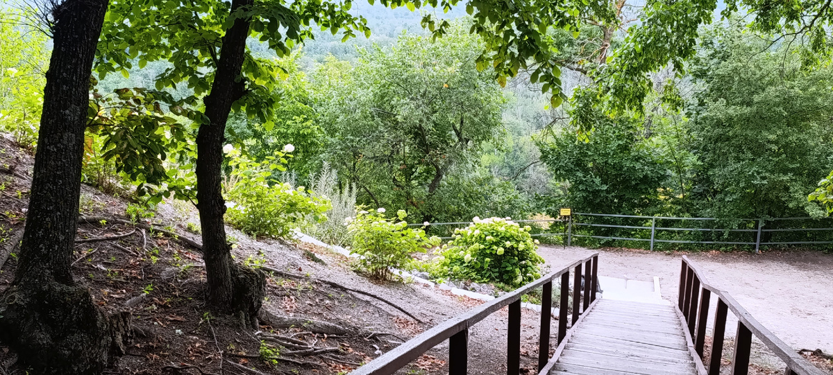 Ступени, ведущие к пещерному храму, он будет расположен слева. В толще этой горы (слева) находятся пещеры. За оградой - крутой обрыв, там Дон. На последующих фотографиях можно оценить высоту этой площадки.