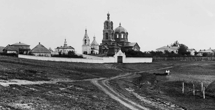 Так это место выглядело в начале ХХ века. Фотографии взяты с сайта "Монастырский вестник" и мною немного обрезаны. Вид со стороны дороги.
