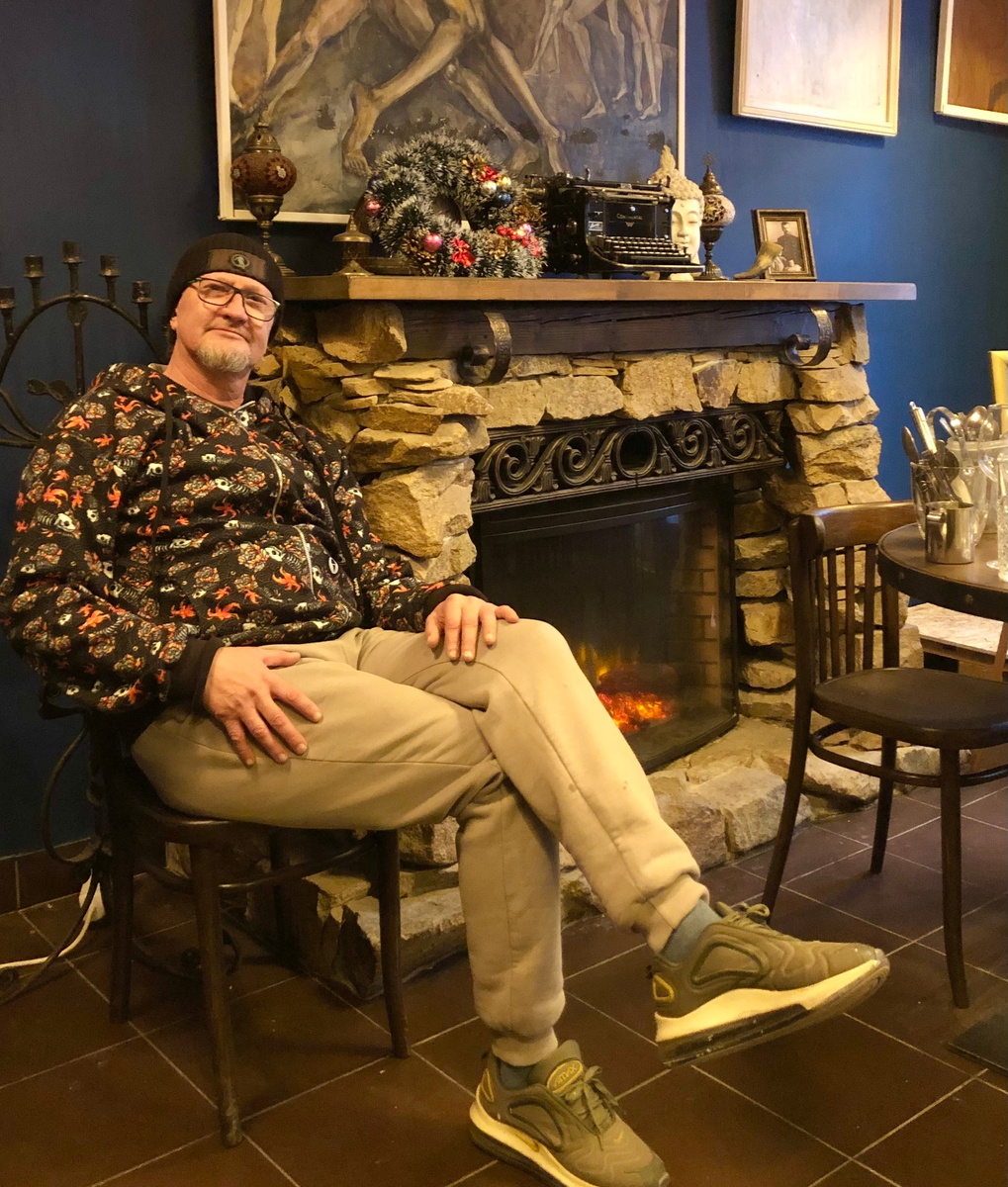 Алексей Казаринов, продюсер, создатель культового новосибирского андеграунд-клуба «888» и галереи «Чёрная вдова», организатор фестивалей «Песни Неба и Земли» и «Живая вода». 