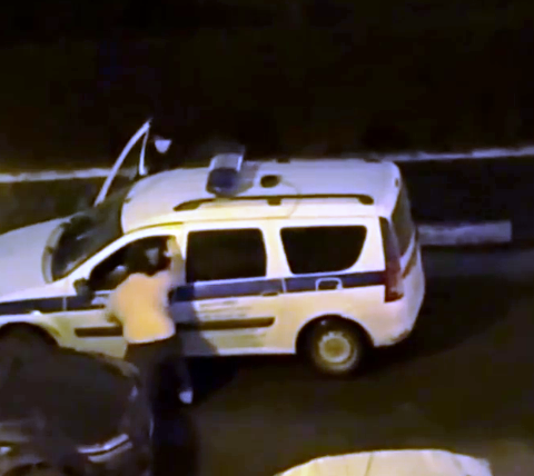 Иностранец ногой захлопнул дверь полицейской машины, едва один из патрульных попытался её открыть.