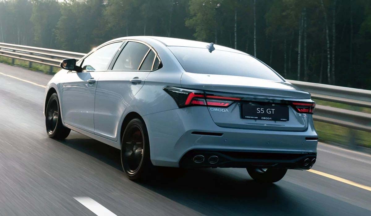 Спортивный задний бампер с четырьмя патрубками выхлопа и светодиодной оптикой.