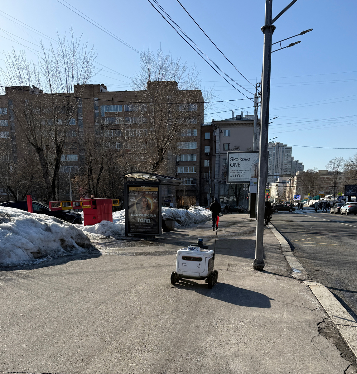 Не смотря на все неурядицы у роботов доставщиков в центре Москвы работы хватает. Фото: Кофейные будни.