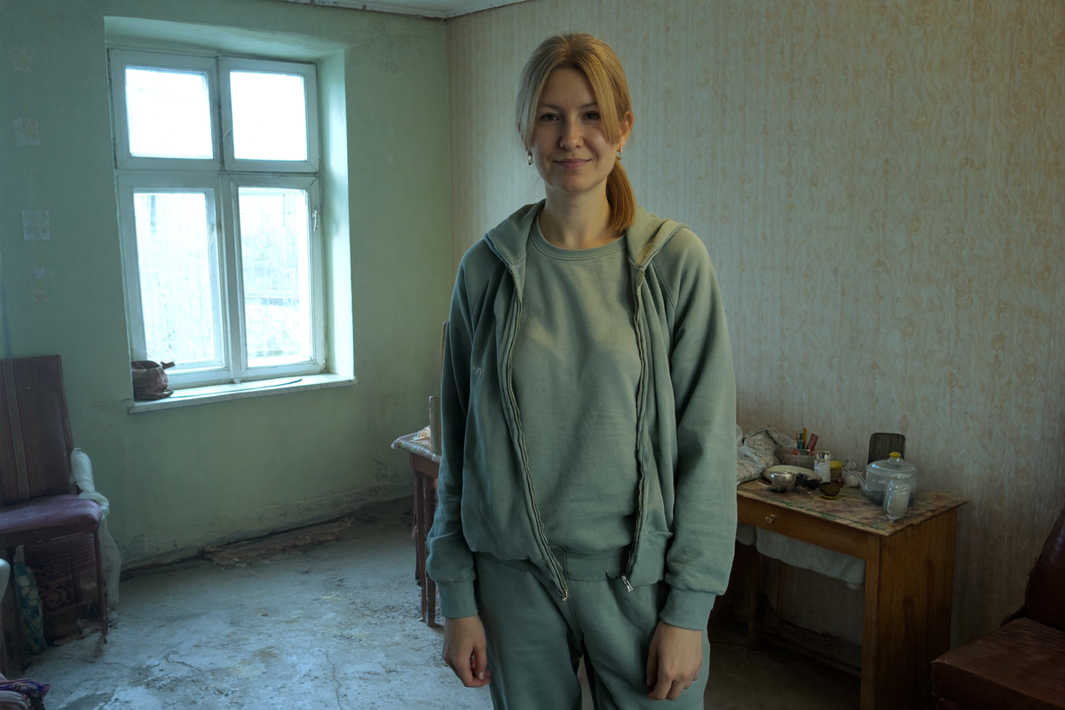 Примерно так я выглядела во время ремонта в первой квартире в сталинке. Даже комната ну ооочень похожа 😁Нарисовала в ИИ