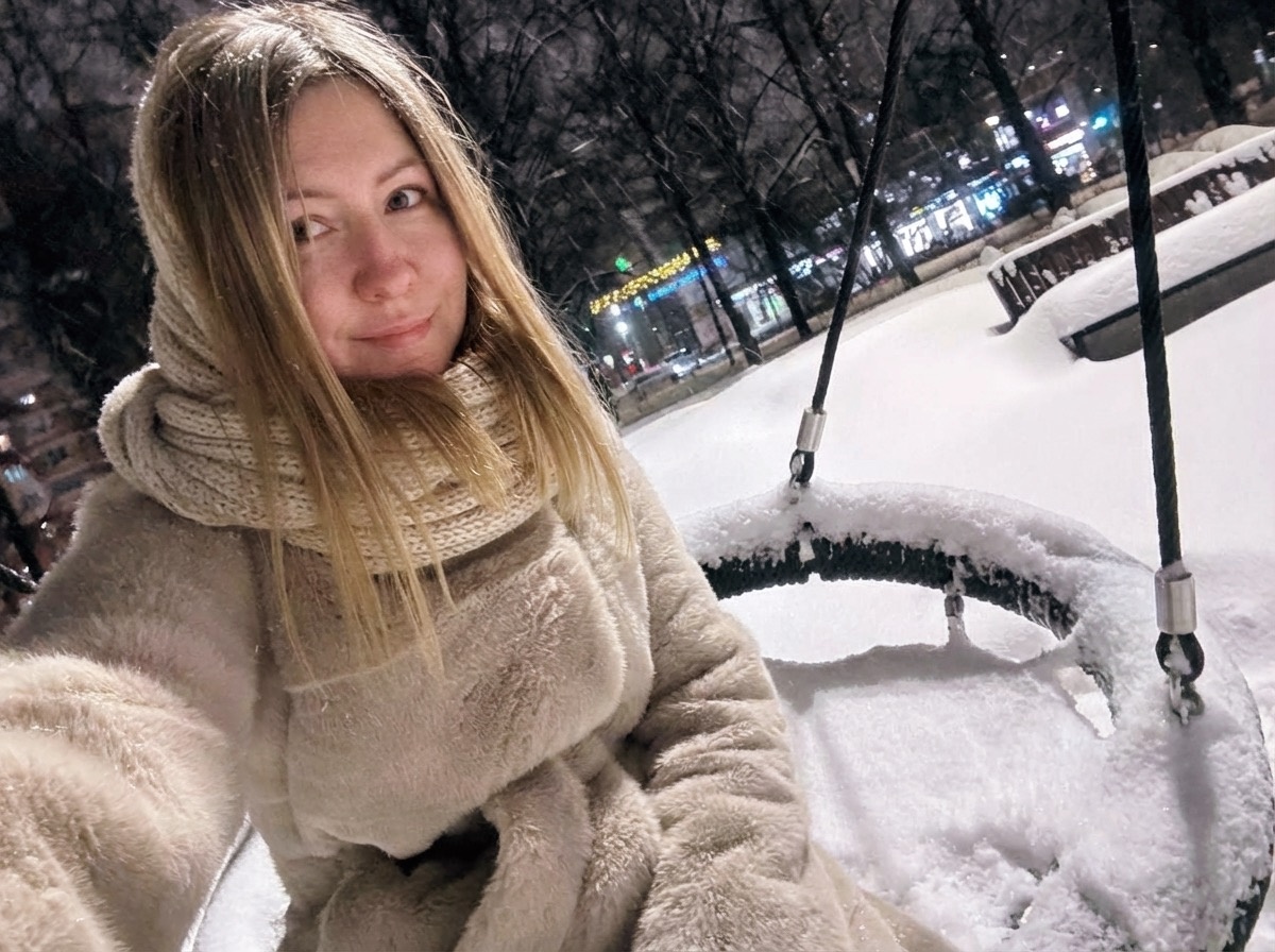 Январь и детская площадка