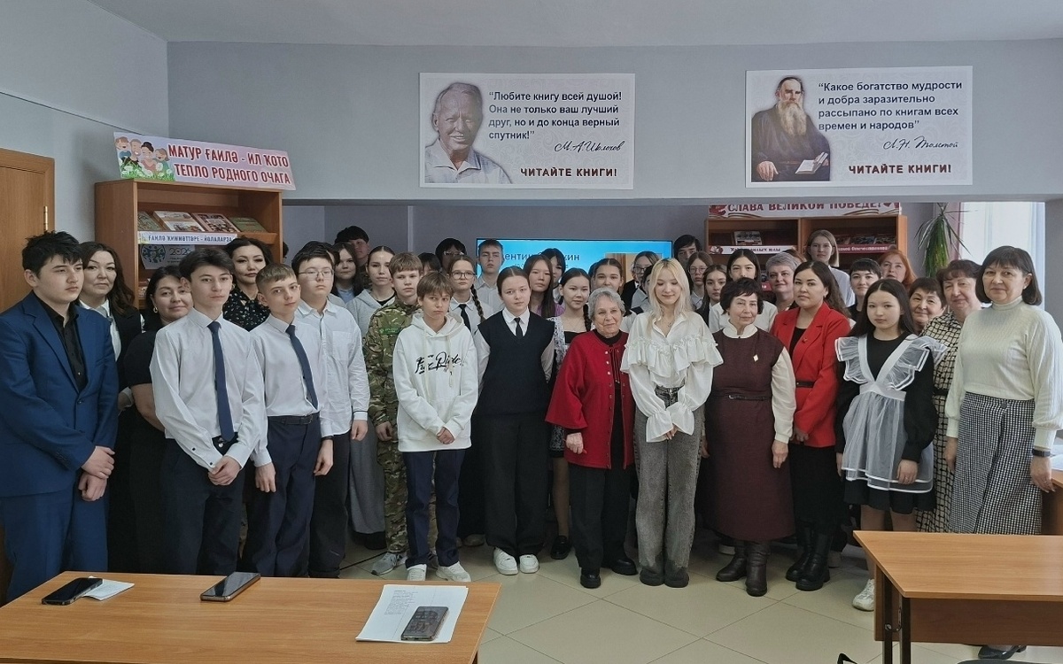 Илл.: Коллективное фото после завершения одного из туров конкурса «Не угасает свет его стихов» Источник: Центральная городская библиотека г. Сибая