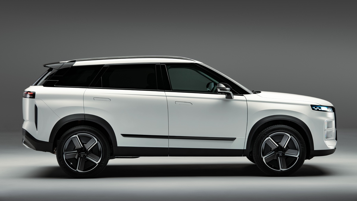 Профиль автомобиля со скрытыми ручками и панорамной крышей.