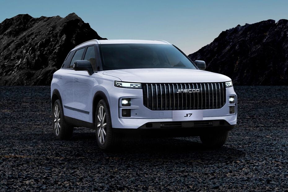 Внешний вид Jaecoo 7: массивная решетка и строгие линии.