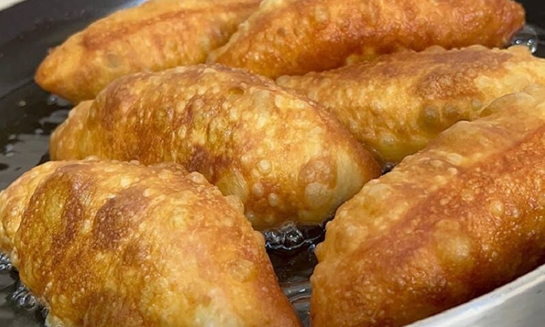 Тончайшие пирожки с сочной начинкой: рецепт теста, который всегда получается