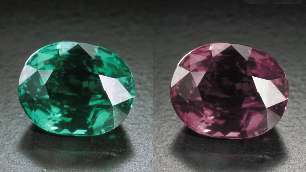 Один камень — два цвета. При дневном свете александрит зеленый, при искусственном — малиново-красный