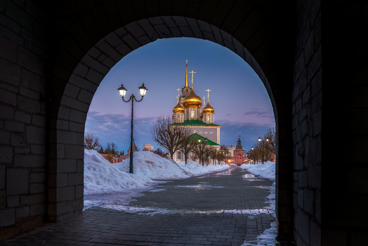 У Ивановских ворот Тульского Кремля