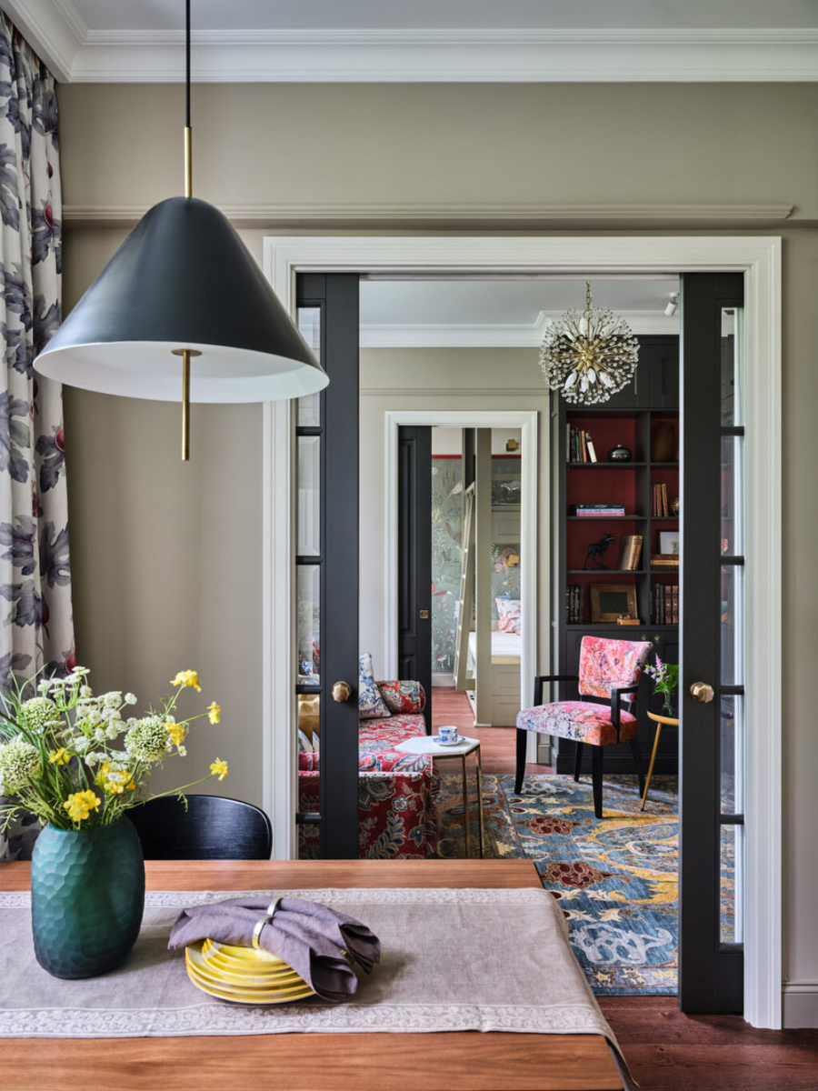 Первое и главное, что появляется в доме с наступлением тепла — это композиции из живых цветов. Поддержать их можно, используя жизнерадостный текстиль — салфетки, скатерти-дорожки, шторы с флористическим принтом. Интерьер квартиры с цветочными мотивами, дизайнер Олеся Шляхтина