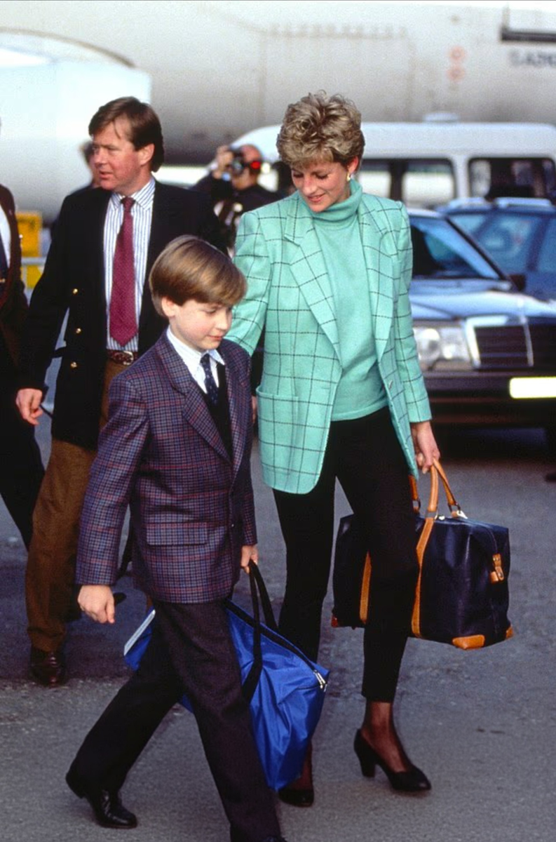 Принцесса Уэльская решила не публиковать поздравление с Днем матери после эмоционального выступления принца Уэльского, посвященного Диане, вчера. 43-летний Уильям поделился ранее не публиковавшимся снимком своей покойной матери (они изображены вместе на фотографии 1993 года).