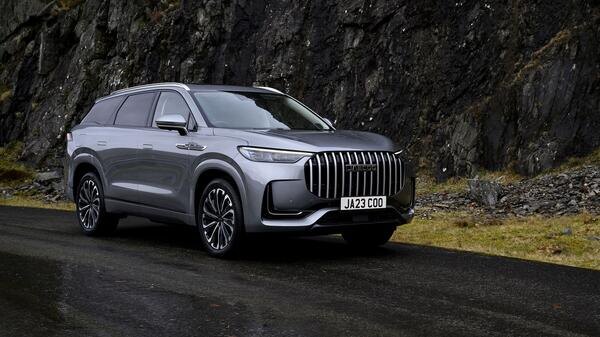 (На изображении: Вид сзади, демонстрирующий фирменную оптику и логотип)