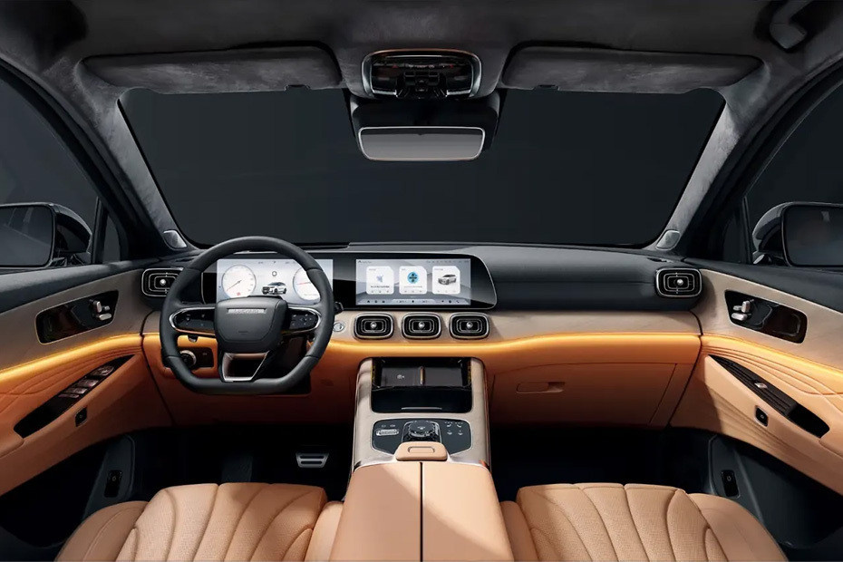 (На изображении: Роскошный салон с бежевой отделкой и панорамной крышей)