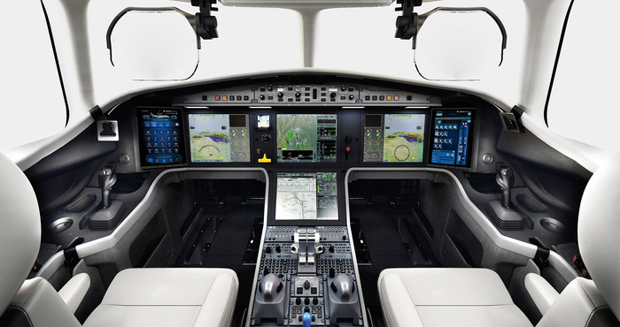 Кабина управления лайнером. Фото: dassaultfalcon.com