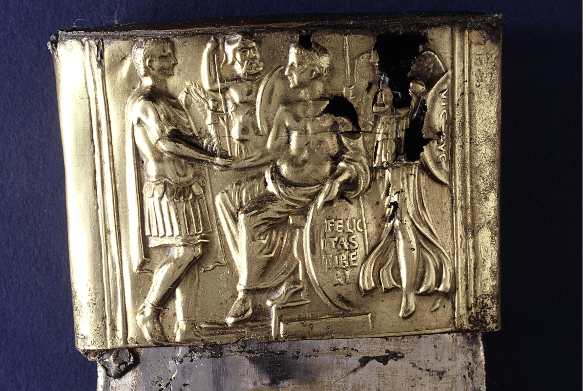 Позолоченная латунная накладка на «Меч Тиберия», Римская империя, I век © Британский музей, Лондон