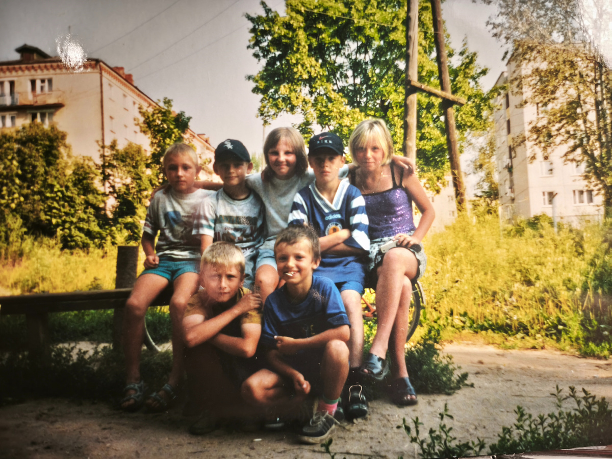 Смогла даже откопать фото нашей тогдашней банды. В центре я, а слева от меня моя самая первая любовь)