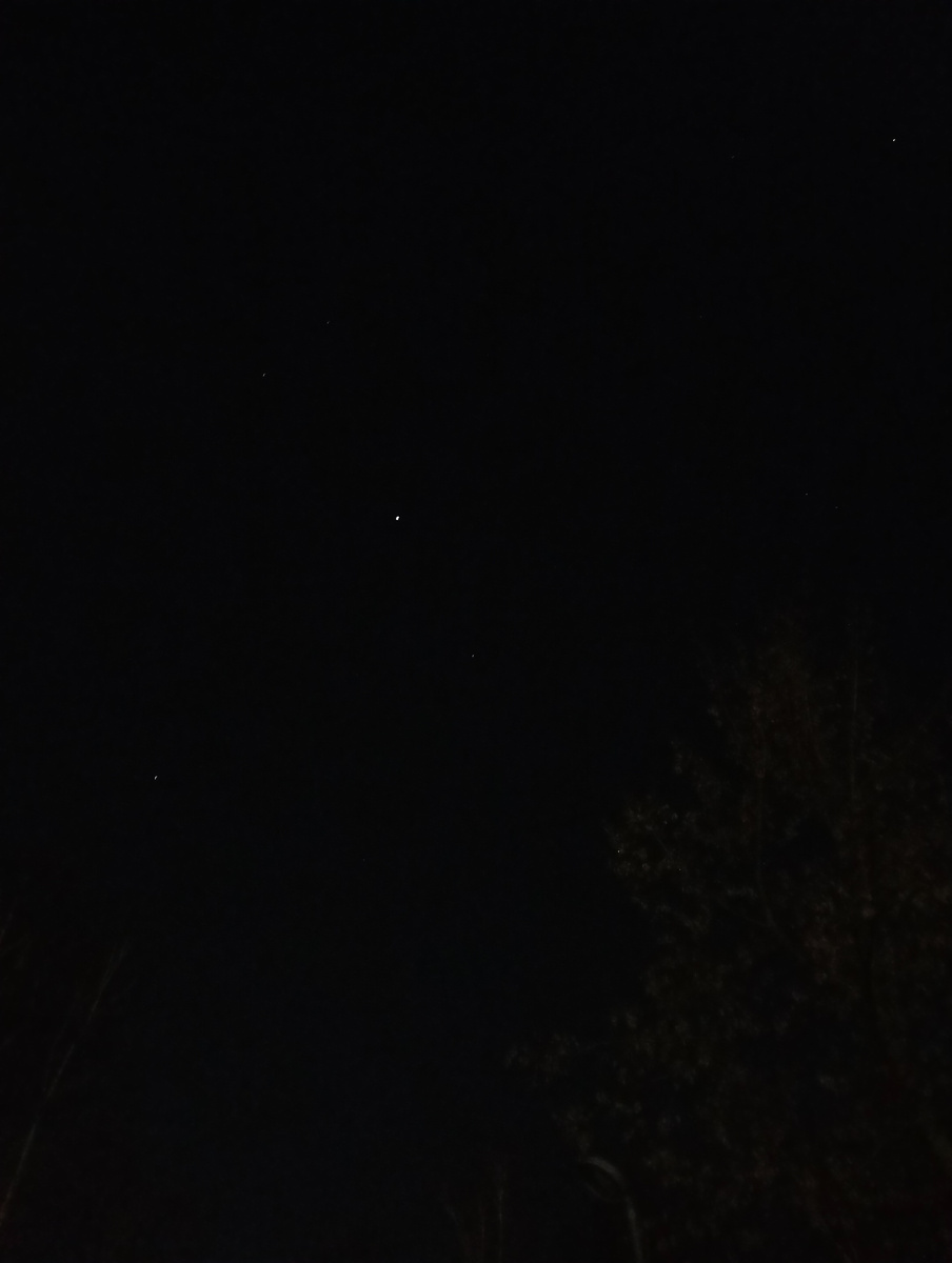 Нет, это не черный квадрат кладовки, это звёздное небо над нами. Присмотритесь, видите?