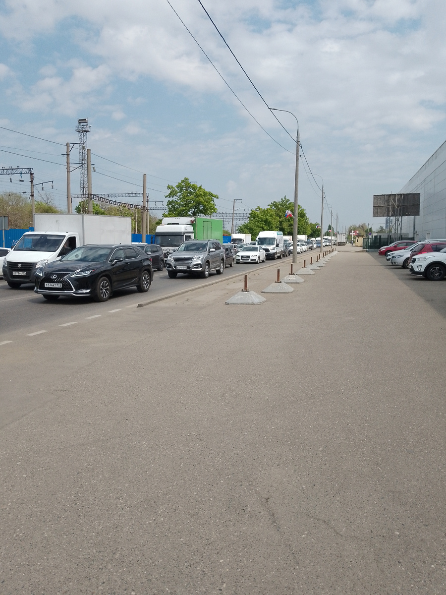 Типичная краснодарская пробка. Улица Новороссийская. Фото автора.