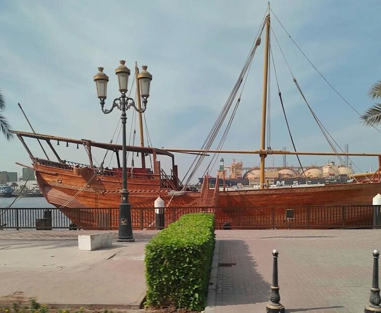    Традиционная арабская лодка «дау» в Шардже Фото: Анна Табаева, личный архив