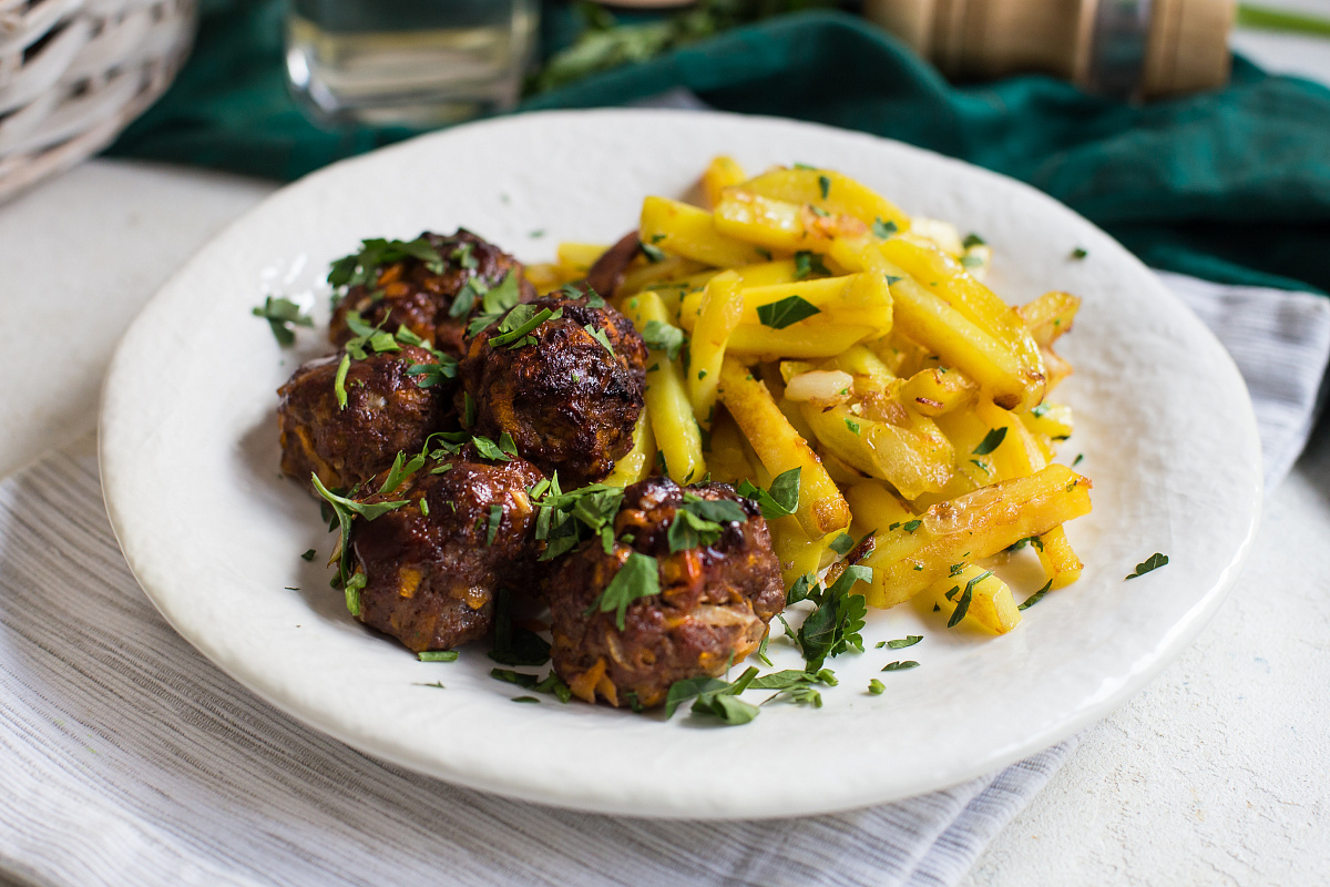 Тефтели из рубленой говядины с картофелем и соусом Барбекю