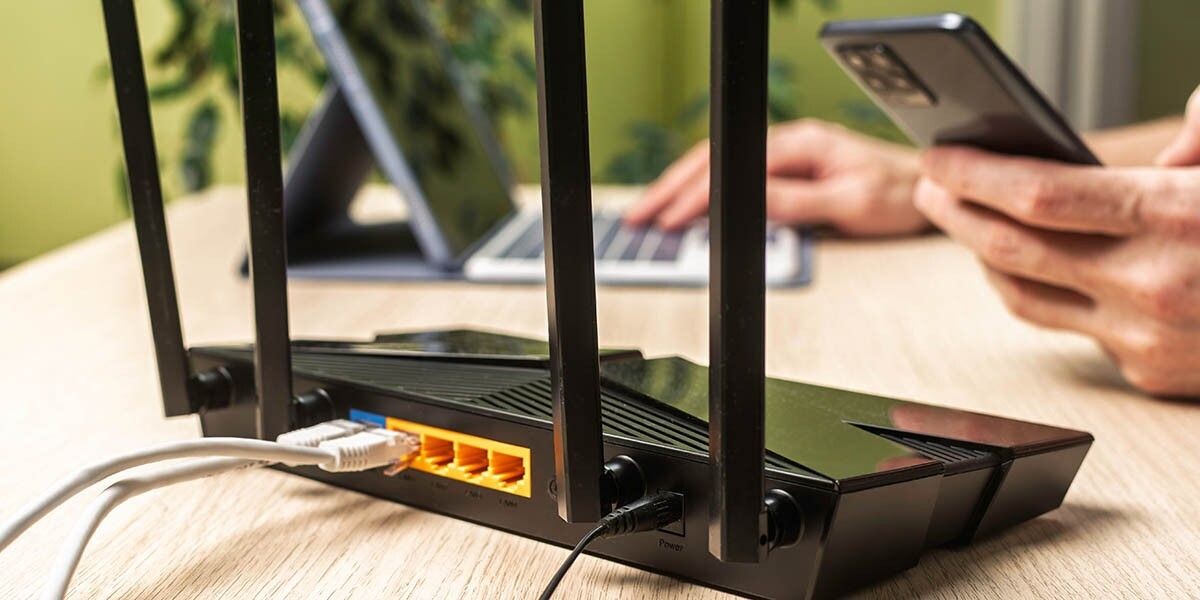 Ограничение скорости домашнего интернета начали тестировать в России. Источник: SOLDATOOFF / Shutterstock / FOTODOOM📷
