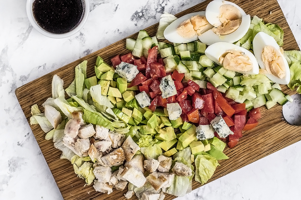 Большой салат Кобб с индейкой, авокадо и голубым сыром