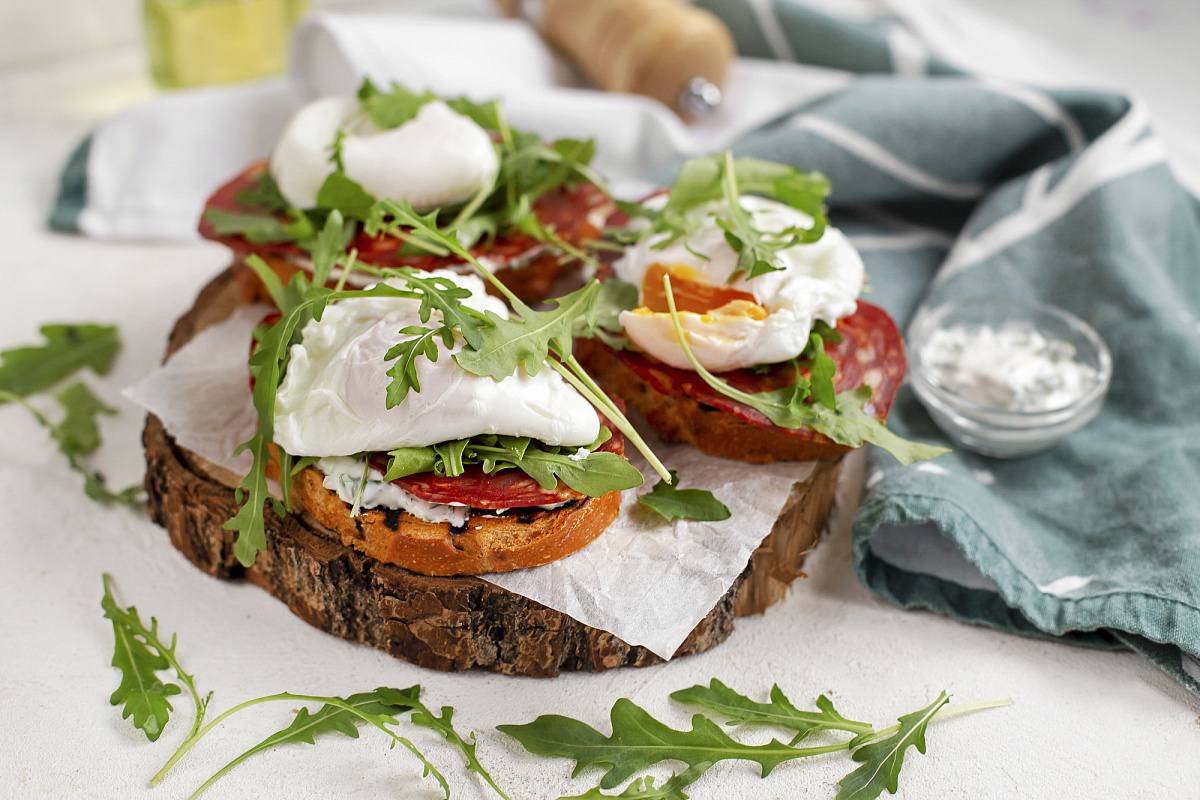 Хет-трик — томатный тост, чоризо, яйцо-пашот