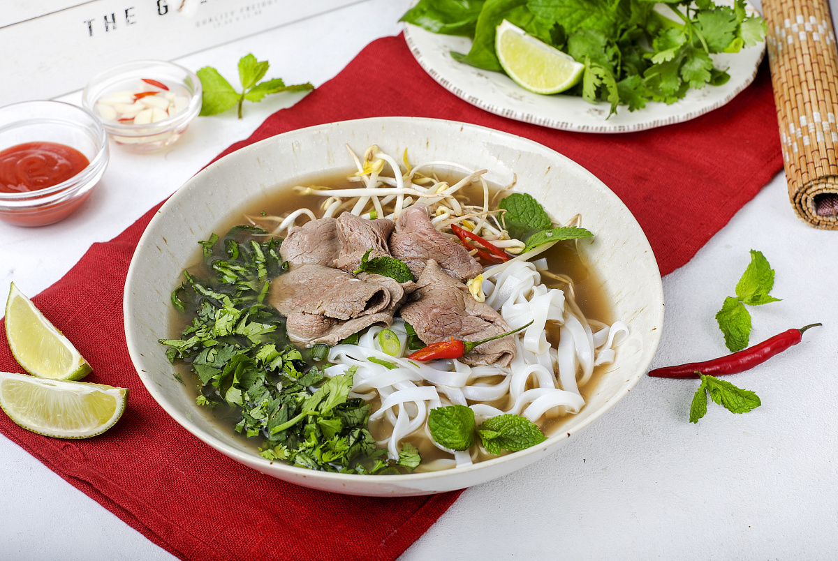Фо-бо — вьетнамский говяжий суп с рисовой лапшой, ростками сои и пряностями