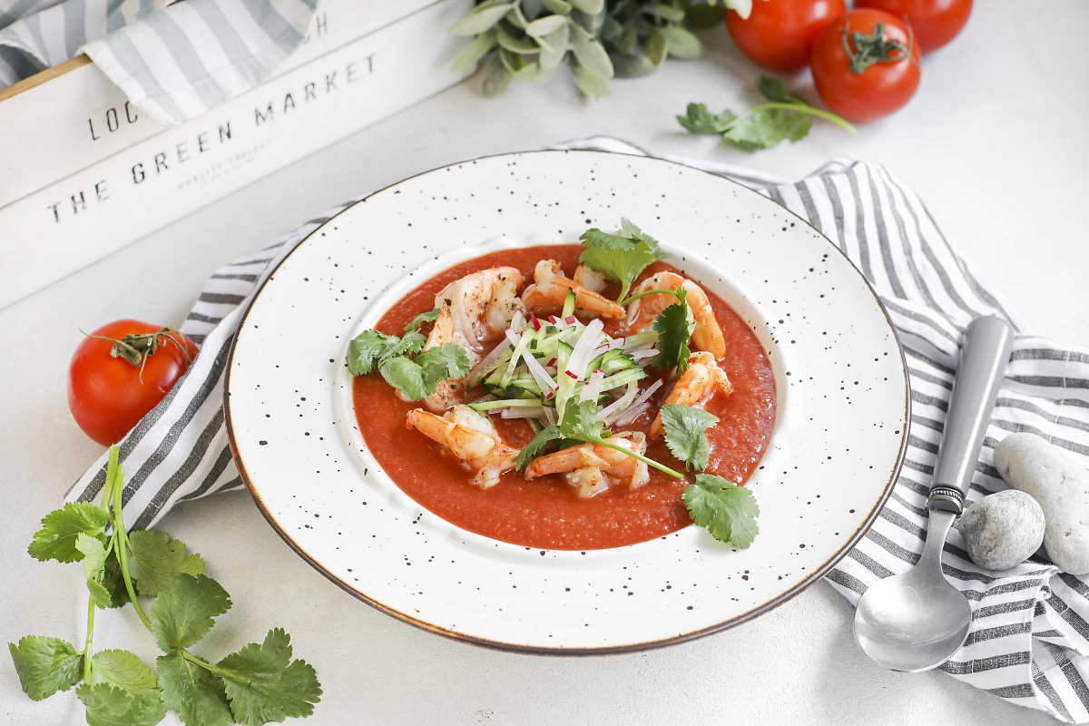 Холодный гаспачо с креветками, вялеными томатами и редисом
