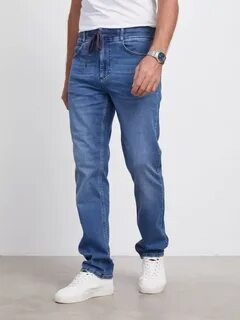 Редакторы журнала Vogue назвали популярные в 2000-х годах джинсы необходимыми в гардеробе мужчин и женщин в 2026 году. Материал появился на сайте издания.

Речь идет о брюках из денима с низкой посадкой. Подобные модели, актуальные в прошлом, вновь послужили вдохновением для известных дизайнеров. Например, модель на показе бренда Alexander McQueen сочетала голубые джинсы данного фасона с серым кроп-топом, оформленном длинной бахромой, а манекенщик примерил синие штаны с приталенной толстовкой с широкими плечами. 