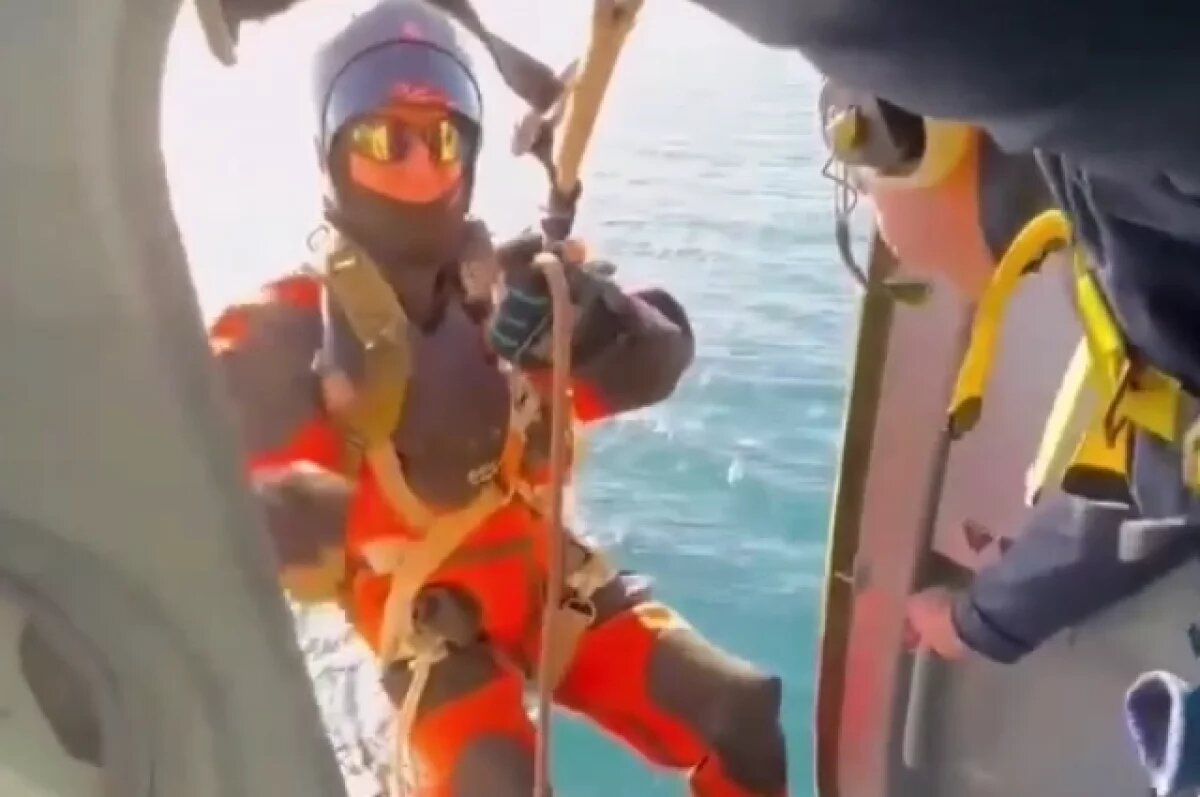   Вертолет Ми-8 снял раненого моряка с траулера в Беринговом море
