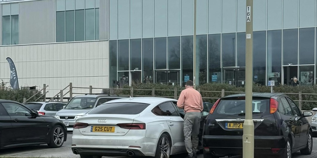 Посмеяться над хамом.