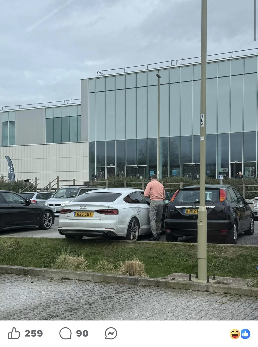 А вот и виновник моей публикации со своей дорогой машиной. За два часа - 259 лайков. Общественность не поддерживает такое поведение и это радует! Фотография из личного архива. 